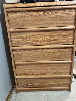 5-Drawer Wood Dresser / Chest of Drawers