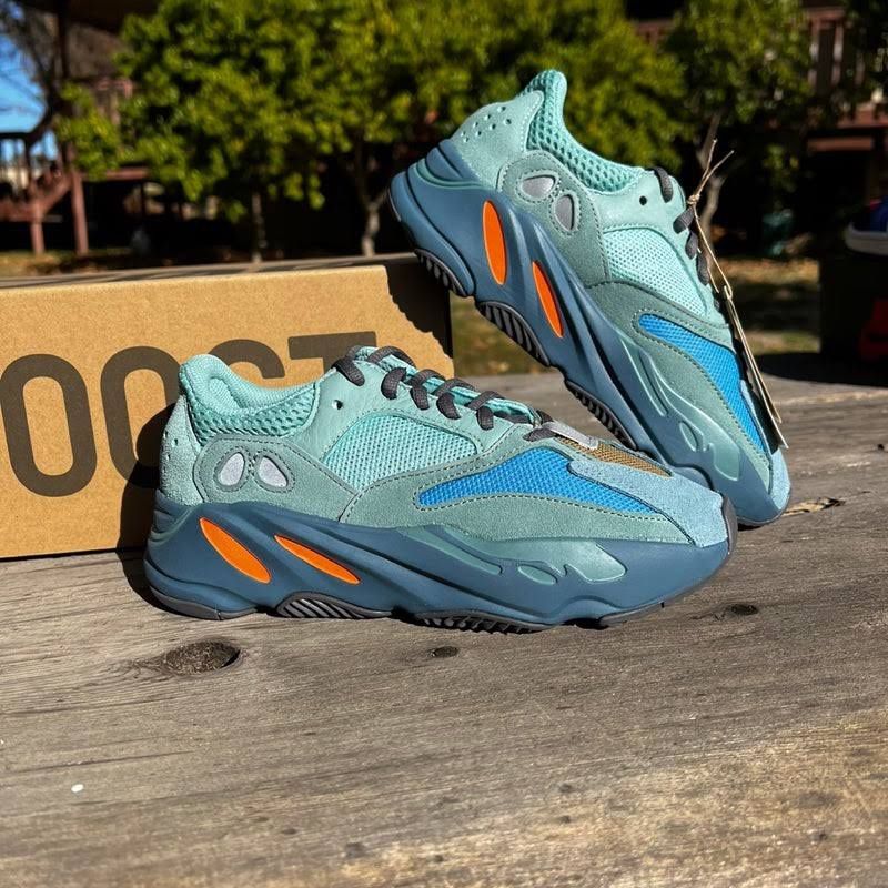 Yeezy 700 faded Azure Brand New
