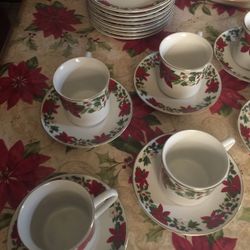 Platos y Taza D Navidad  $4.00cada  Set 