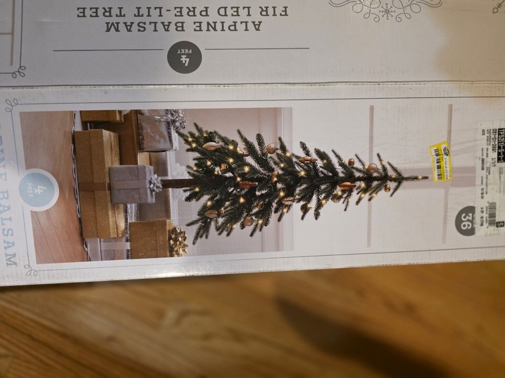 Alpine 4ft Prelit Christmas Tree With Ornoments