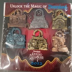 Disney Pin 2012 Annual passholder Collection 