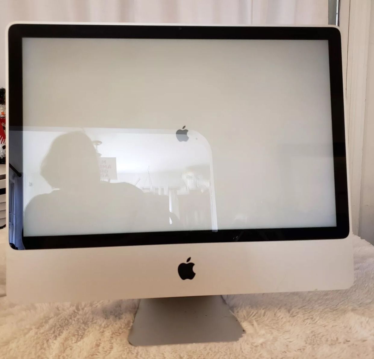 iMac 24” – Works but Dim Display (Possible LCD Cable Issue) + apple genuine keyboard ⌨️