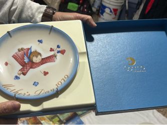 This is a vintage 1979 Schmid "Cherub's Gift" Mother's Day collector plate featuring artwork by Sister Berta Hummel