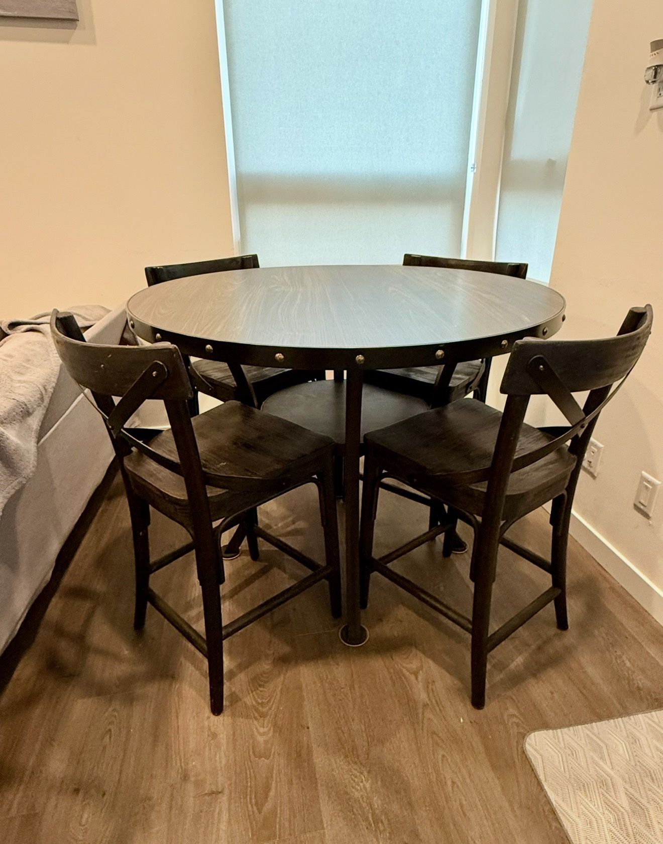 Round Oak Dark Brown Oak Dining Room Table With 4 Matching Chairs ...