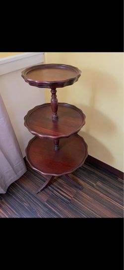 Duncan Phyfe 3 tiered table