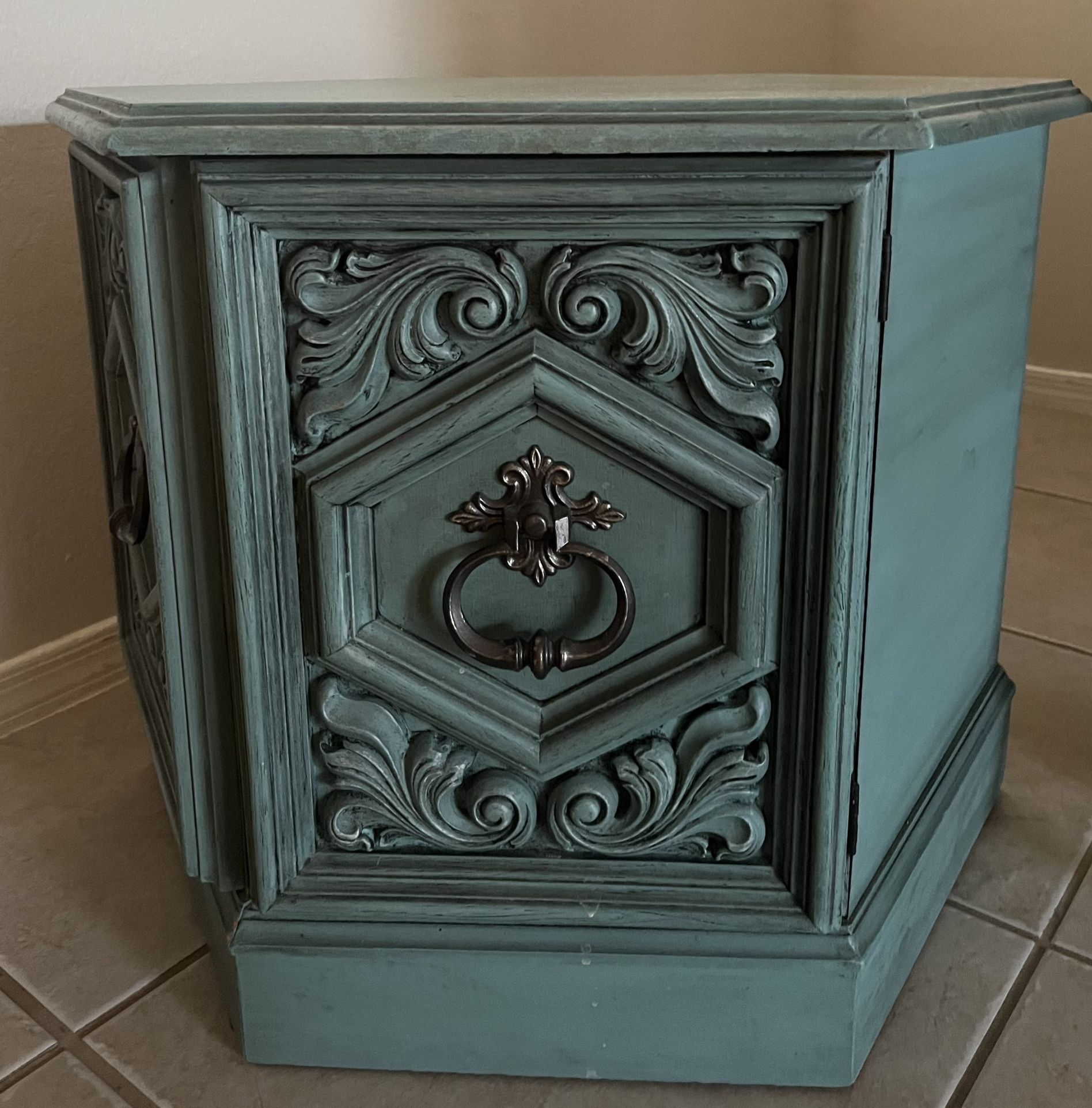 Accent table/side Table