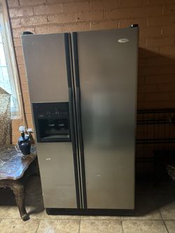 Refrigerator And Stove. 5 Burners Everything. Work