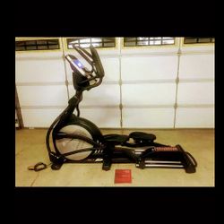 SOLE. E35 ELLIPTICAL MACHINE. ( LIKE NEW & DELIVERY AVAILABLE TODAY)