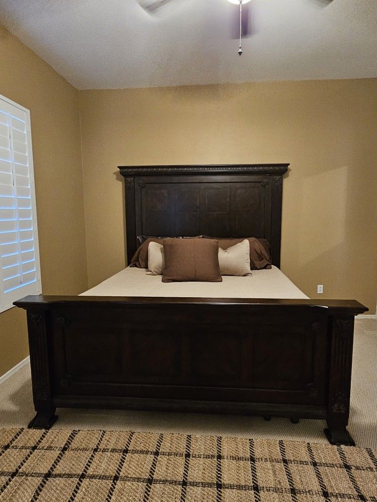 King Bedroom Set w/ Mirrored Dresser and Nightstand