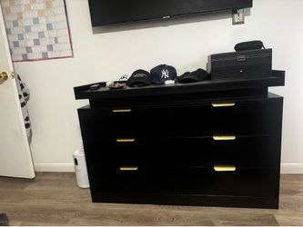 DRESSER 6 CABINETS