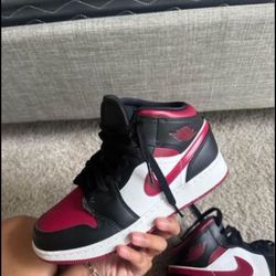 Brand new never worn jordan 1 mid 