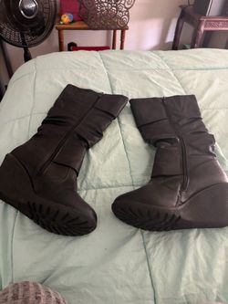 Women’s black boots