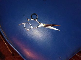 Shark fin scissors