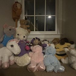 19 Assorted Stuffed Animals/Toys 🧸 