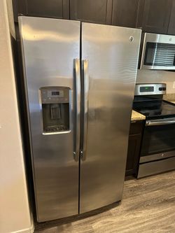 Used 25.3 cu. ft. Side by side fridge ge