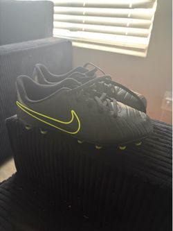 Nike soccer cleats size 3  kids