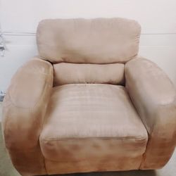 FREE COMFY CHAIR NEEDS A HOME