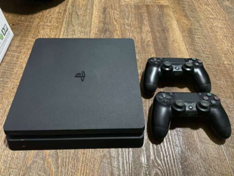 Mint Condition 1TB PS4 Slim With Controllers And Charger Dock