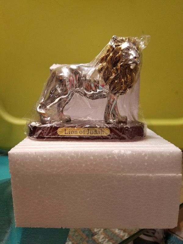 Lion Of Judah Collectable-Statue Gold and -Silver Wood-Base