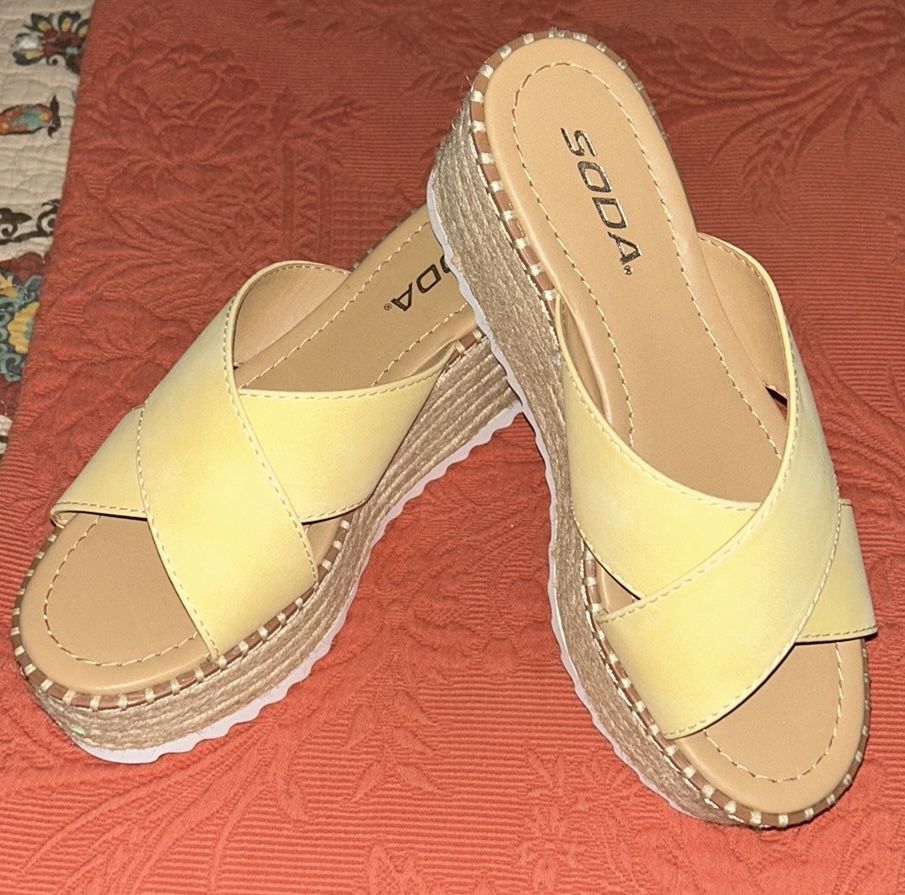 SODA: Platform Sandals, Size: 7.5