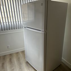  Kenmore 21 cu. ft. Top-Freezer and Refrigerator