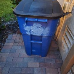 FREE Trash Can / Recycling Bin