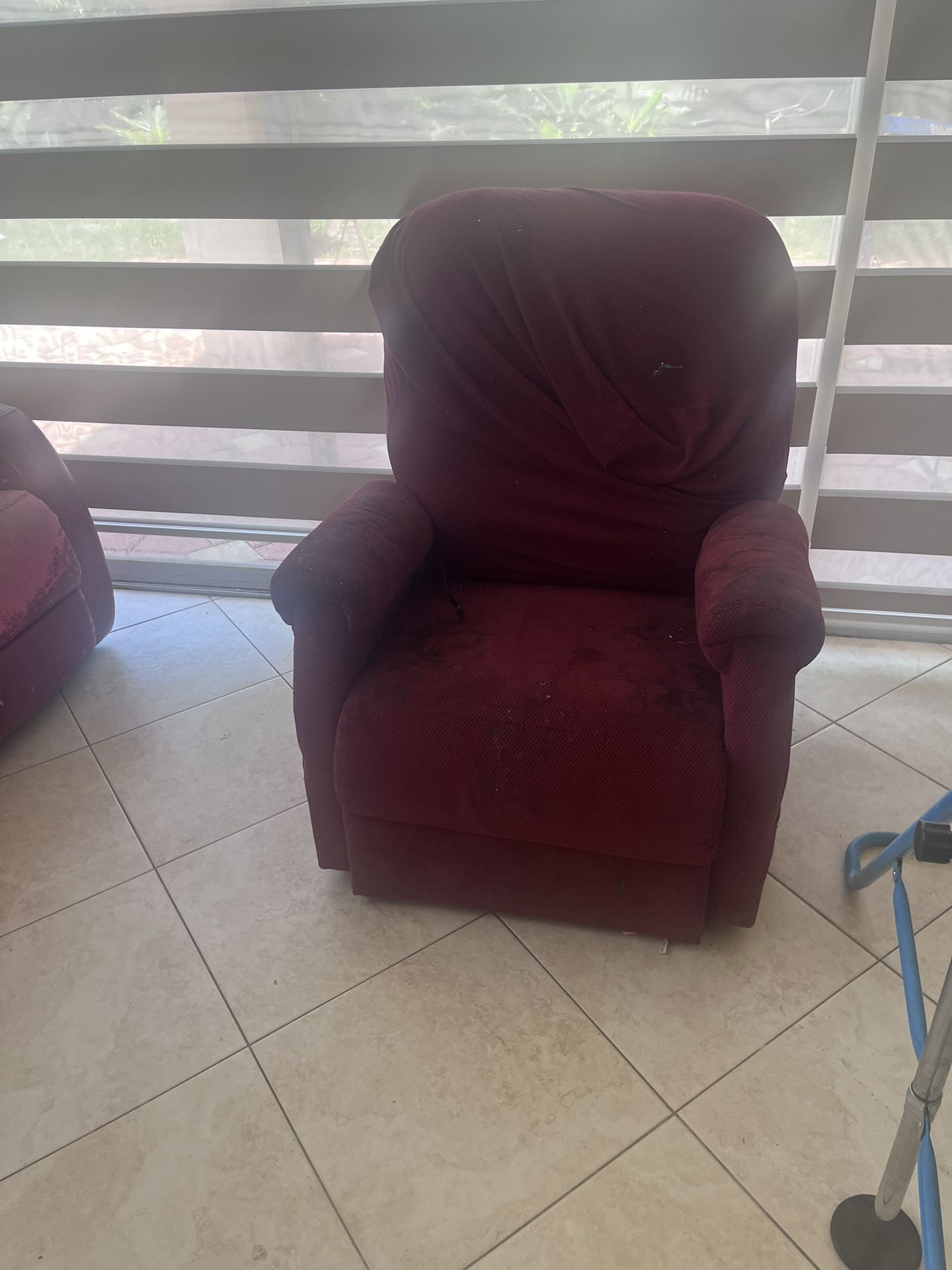 Red Power Lift Chair. Missing Extension Cords