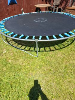 Nice trampoline with noodles for protecting the Springs. No net,