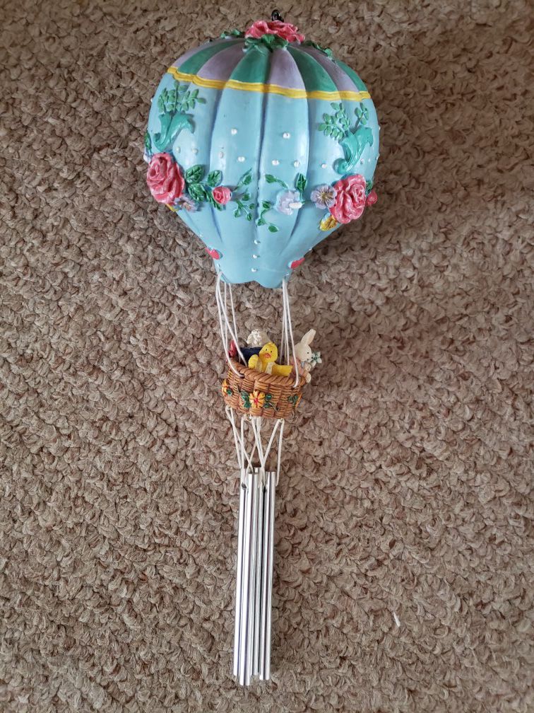 Balloon chime with animals in basket