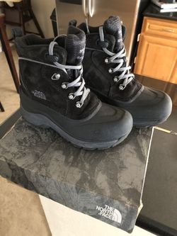 The north face boys boots size 2