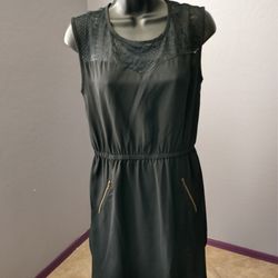 NWT eyeshadow black dress with lace accents size medium
Zipper pockets
