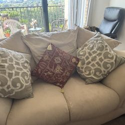 Couch And Love Seat Microfiber In Good Condition 