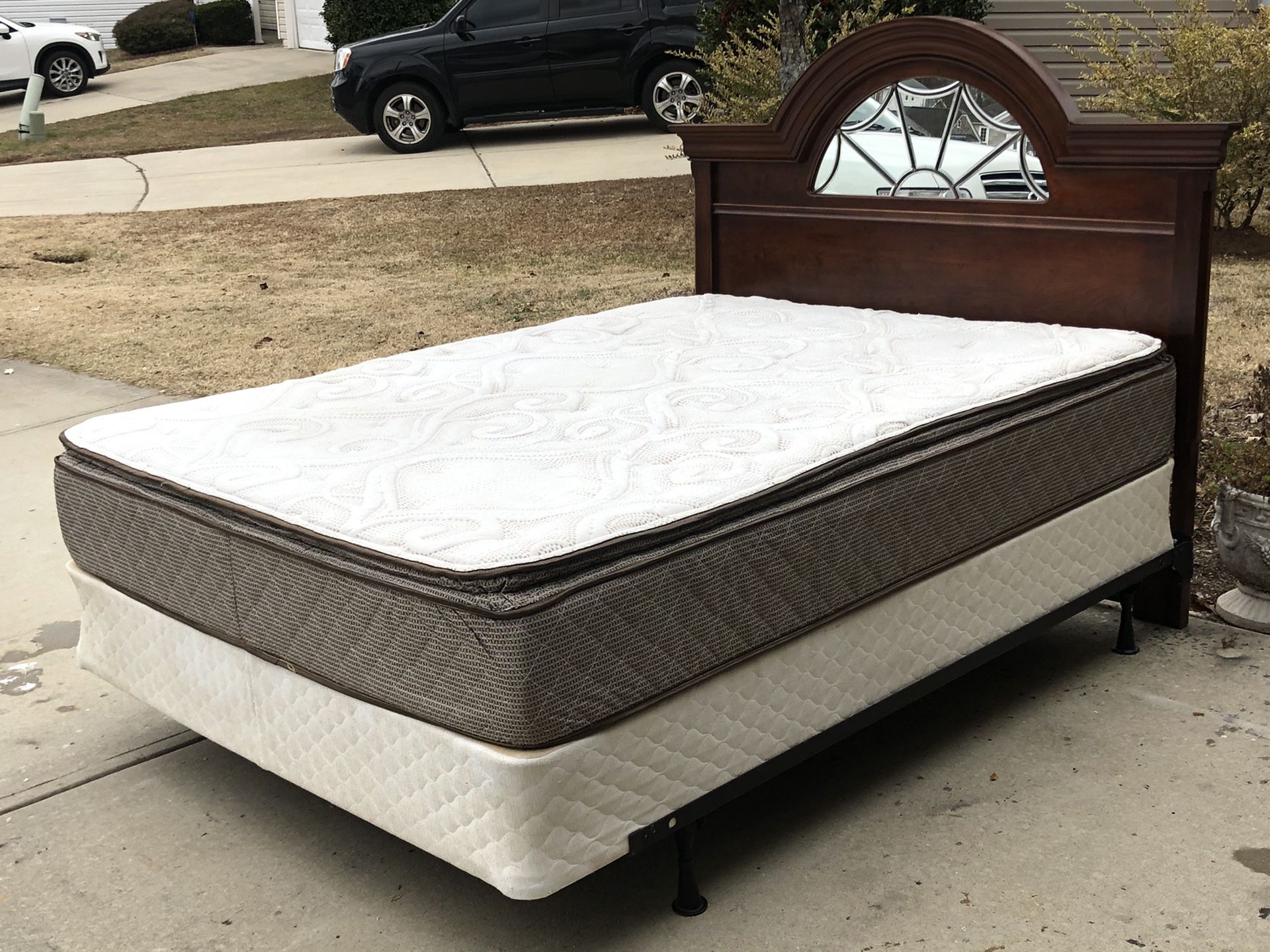 Queen Bed with Headboard, Mattress, boxspring and Rail. Very good condition. Hablar espanol