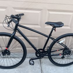 700x32c. Pure Road city Bike. (M).17.5". 1x9speeds Dual disc brakes. Freshly túne up EXCELLLENT CONDITION 👌🏼