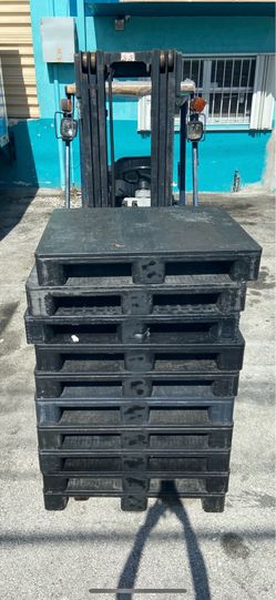 HEAVY DUTY PLASTIC PALLETS 37x32 $20 EACH DELIVERY AVAILABLE $$$