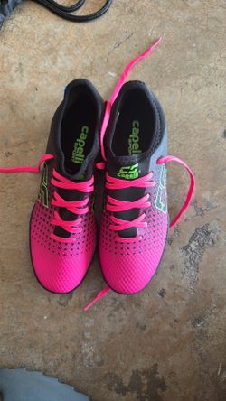 New capelli sport cleats, size 4 on sale for 85$