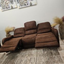 ELECTRIC RECLINER IN VERY GOOD CONDITION🎈🥳🥳🎈🎈 FREE DELIVEY🚛🥳🎈🎈 