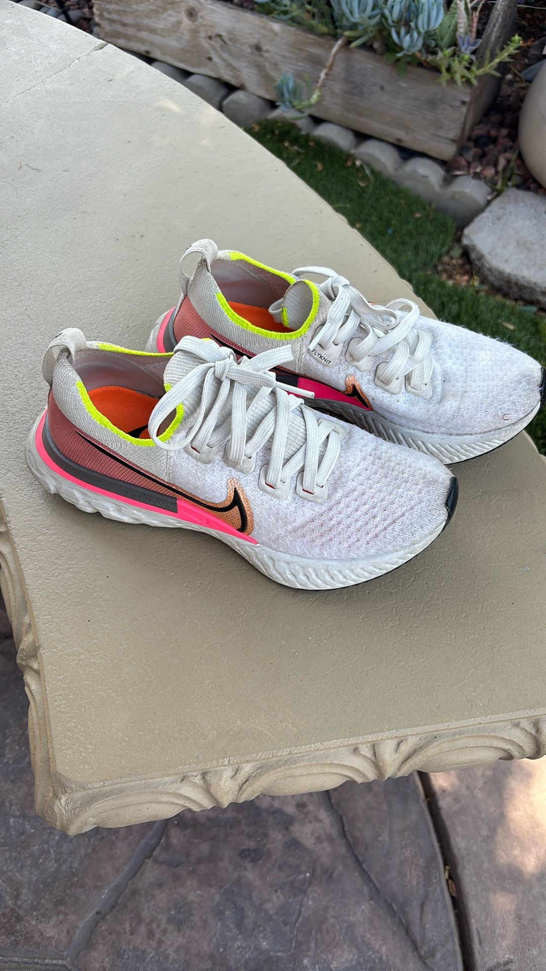 USED NIKE TENNIS SHOES