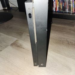 Xbox One X 1 Tb NOT THE SERIES X THIS IS THE OLD ONE BEFPRE THE SERIES X