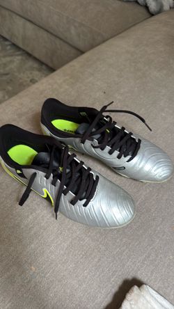 Nike Tempo Cleats boys size 8