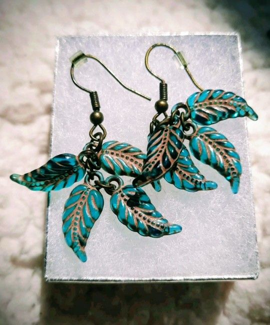 Gorgeous Dainty Resin Feather Earrings Beautiful Bohemian Style Native American