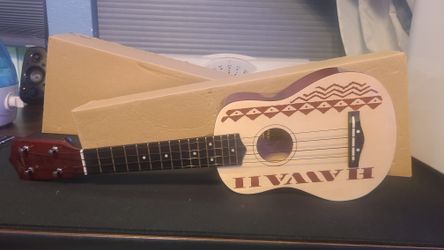 Leolani Acoustic Ukulele Natural Finish 4 String Standard Body 12 Frets Brown