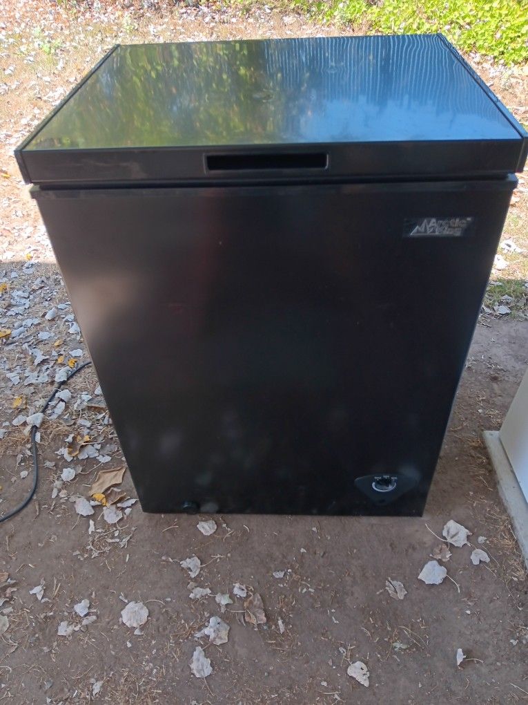 NICE 5 CUBIC FOOT FREEZER FOR SALE