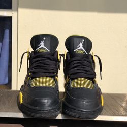 Jordan 4 Retro “Thunder” (2012)