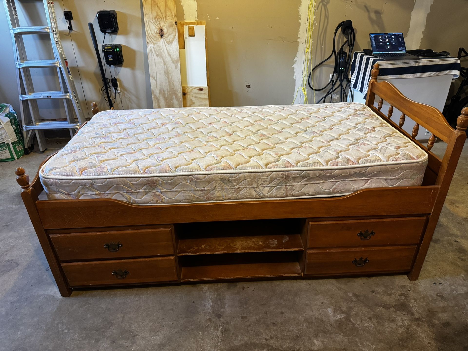 Vintage Bed (Twin)