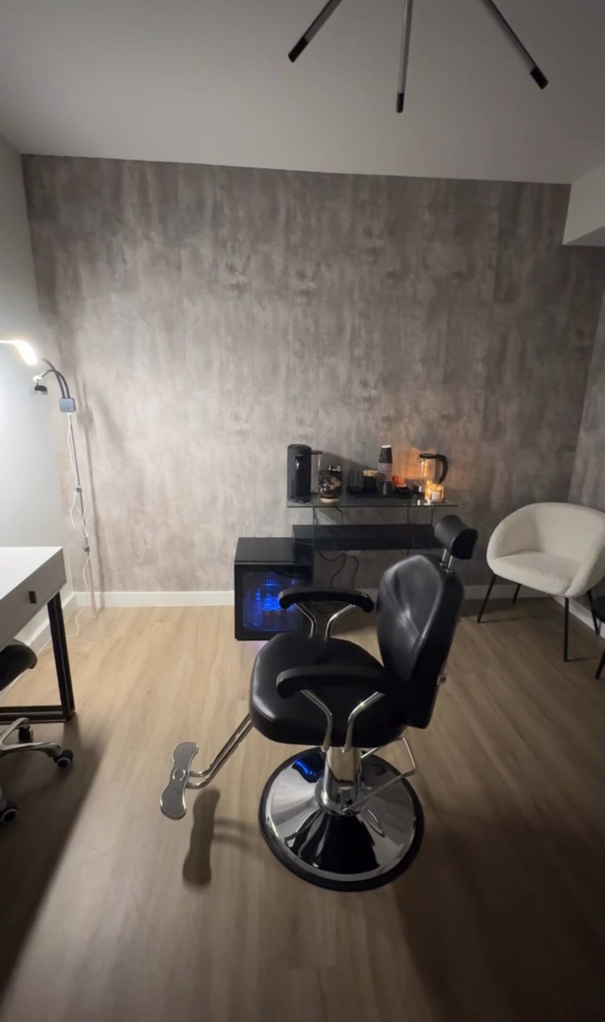 Reclining Salon Chair – Adjustable & Swivel Base