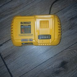 DEWALT
20V MAX / 60V MAX FLEXVOLT Lithium-Ion Fan Cooled Fast Battery Charger