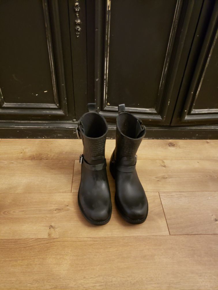 Sam edelmam women rain boots in good condition black