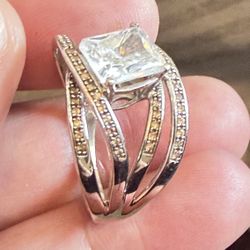 Vintage 10k White Gold With White And Bright Gemstones ( Don’t Know What), Weight Is 6.53 Grams 