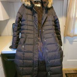 DKNY WOMEN'S SIZE M. DOWN & FEATHER 47" LONG PUFFER COAT WITH FAUX FUR-TRIMMED HOOD